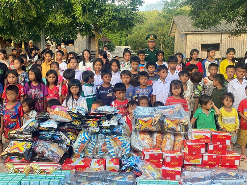 Anh Nam vui vẻ bên gia đình, thể hiện cuộc sống cân bằng và không bị ảnh hưởng bởi cá cược nhờ clb88