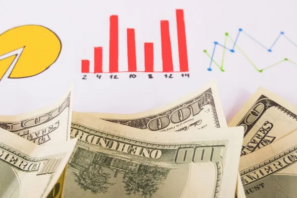 Người chơi đang phân tích trận đấu để cá cược tại clb88